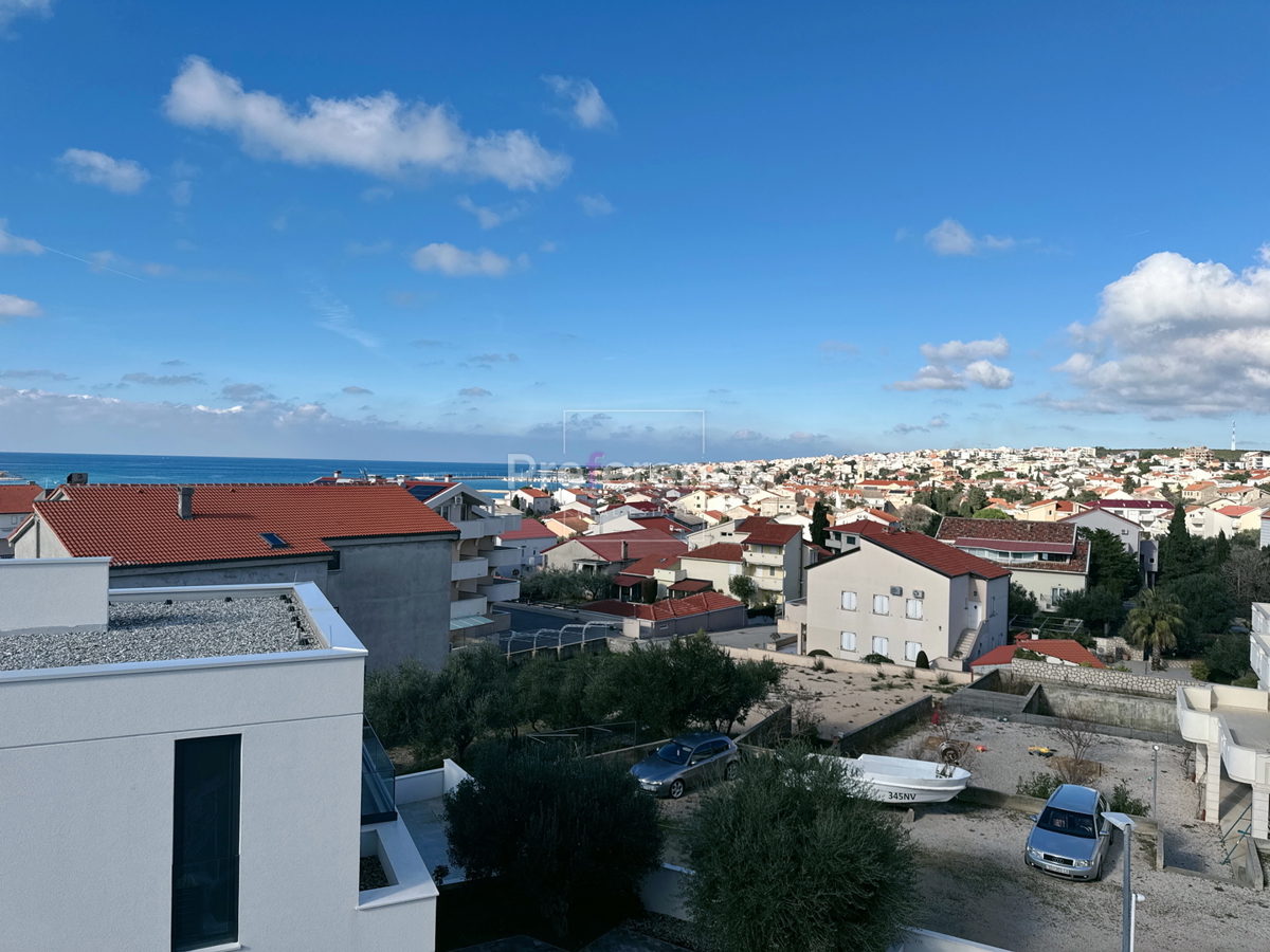 Novalja, posizione tranquilla – appartamento con due camere al 2° piano