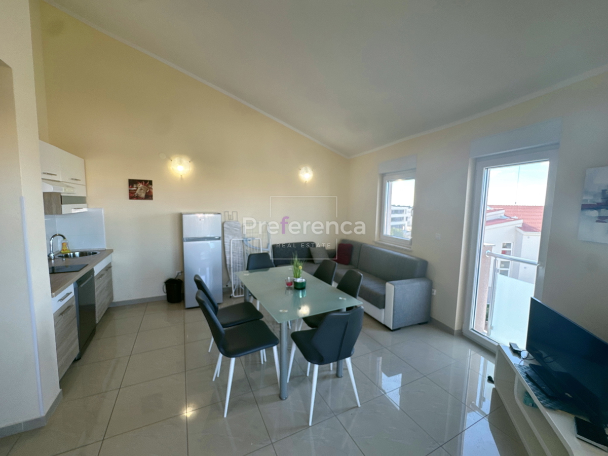 Novalja, posizione tranquilla – appartamento con due camere al 2° piano