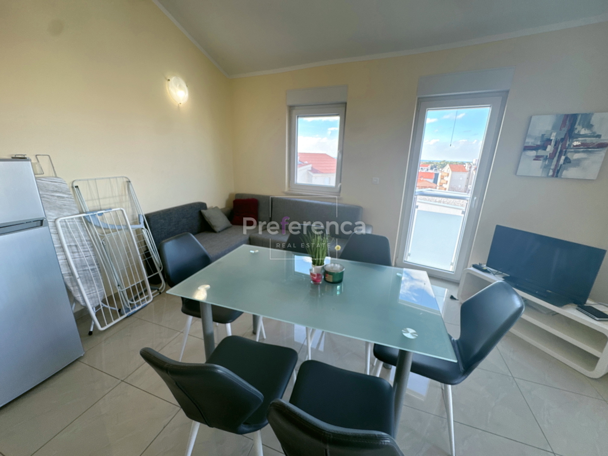 Novalja, posizione tranquilla – appartamento con due camere al 2° piano