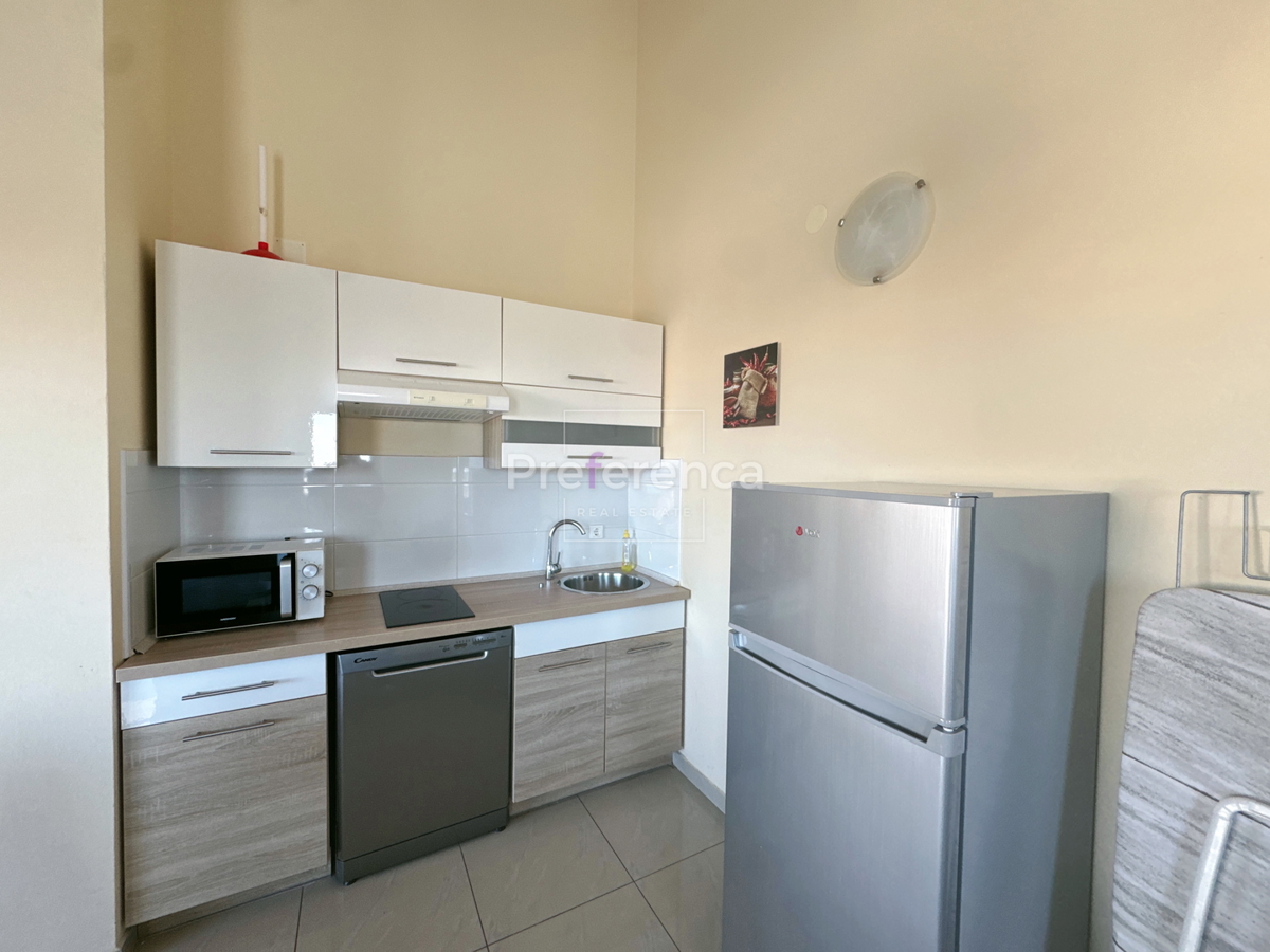 Novalja, posizione tranquilla – appartamento con due camere al 2° piano