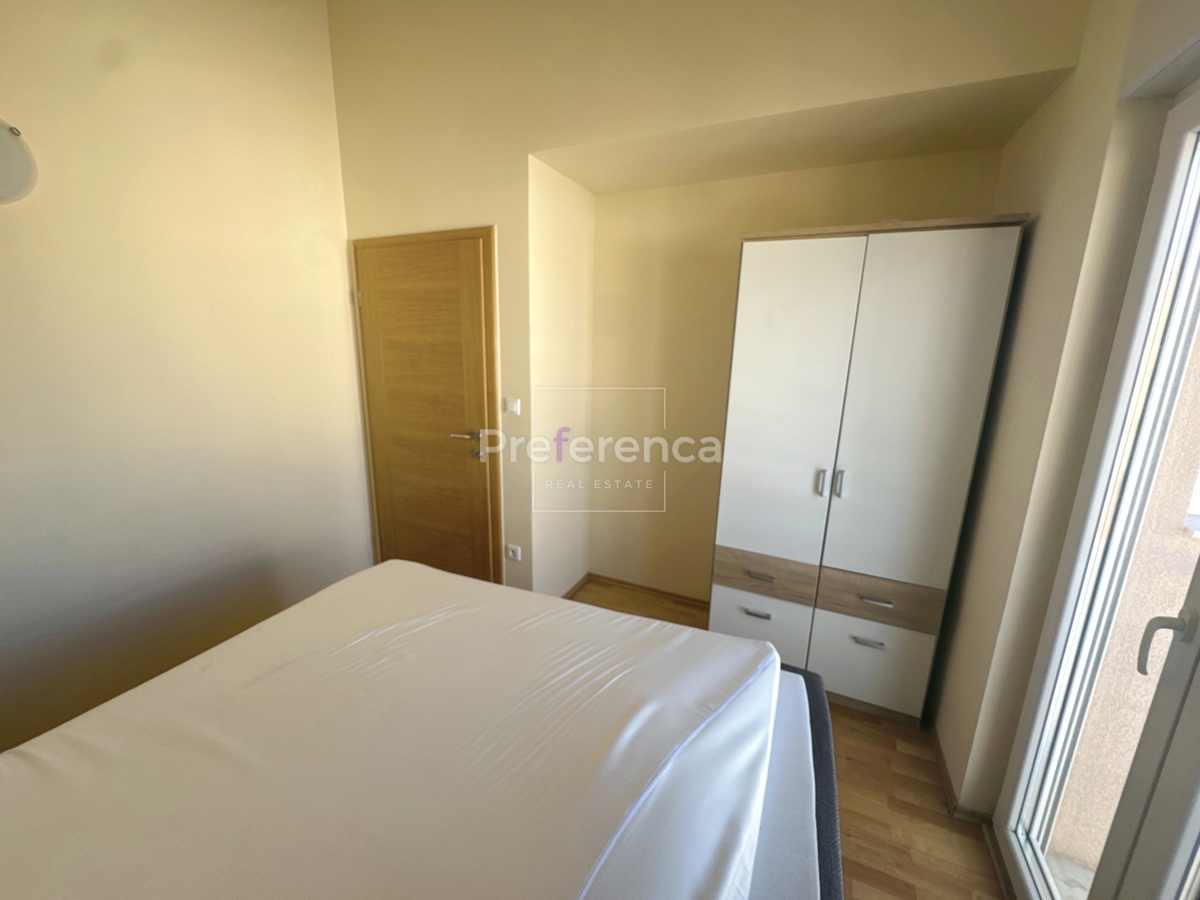 Novalja, posizione tranquilla – appartamento con due camere al 2° piano