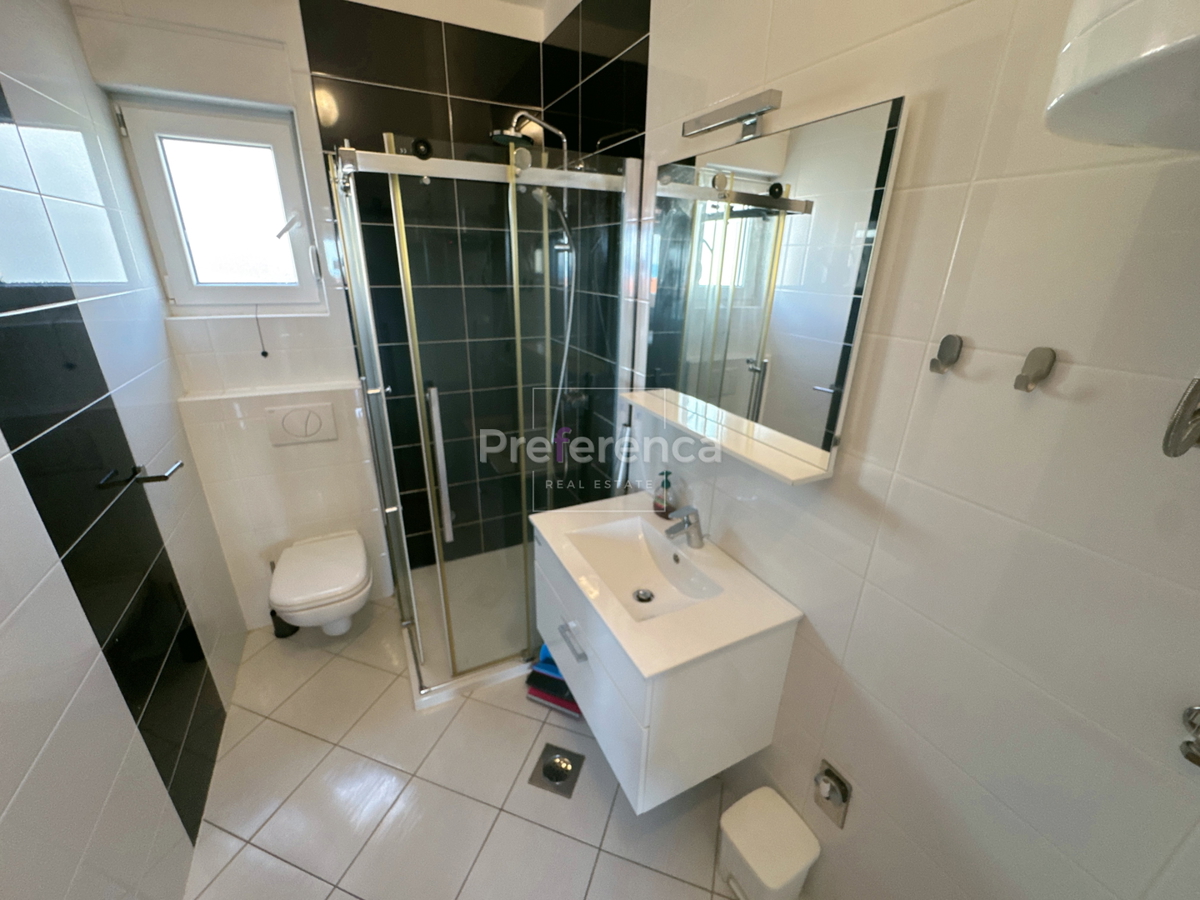 Novalja, posizione tranquilla – appartamento con due camere al 2° piano