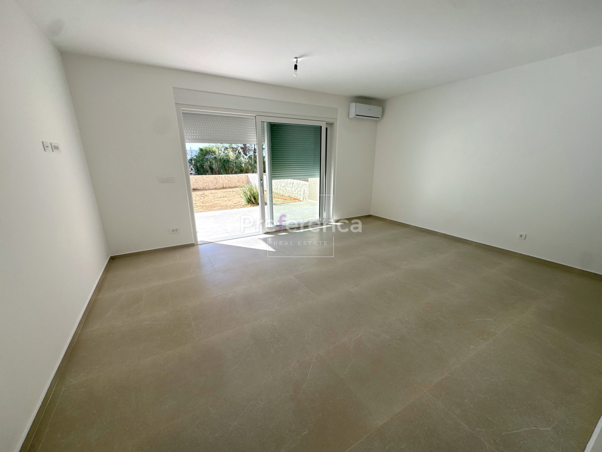 Povljana - appartamento bilocale al piano terra con giardino