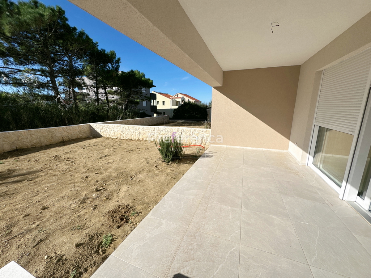 Povljana - appartamento bilocale al piano terra con giardino