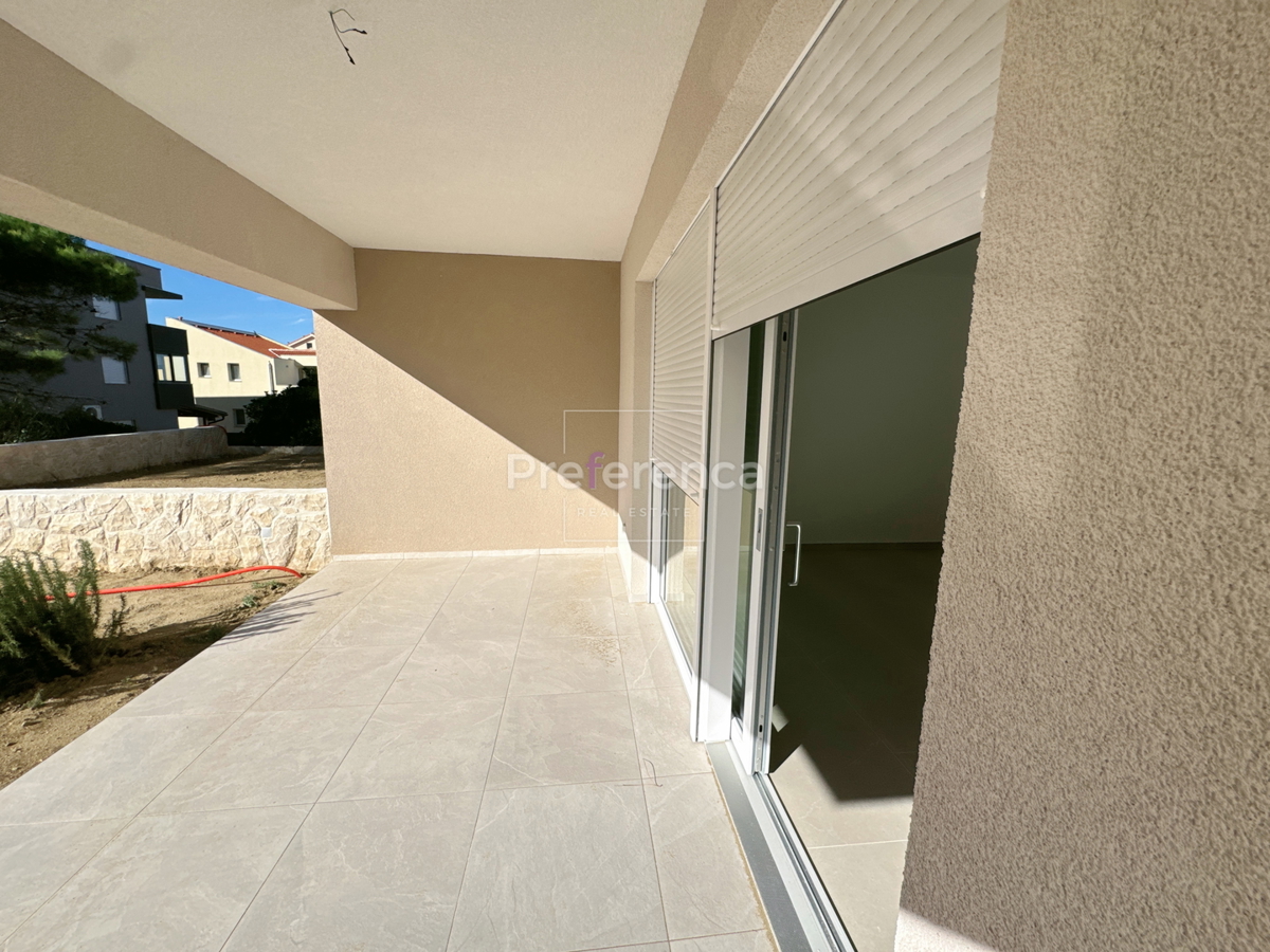 Povljana - appartamento bilocale al piano terra con giardino