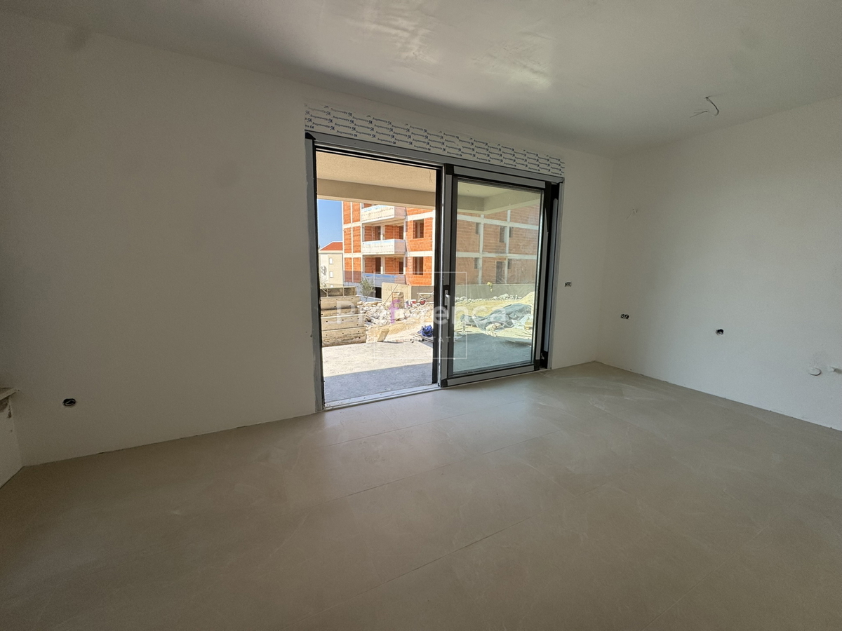 Novalja - appartamento bilocale al piano terra con giardino