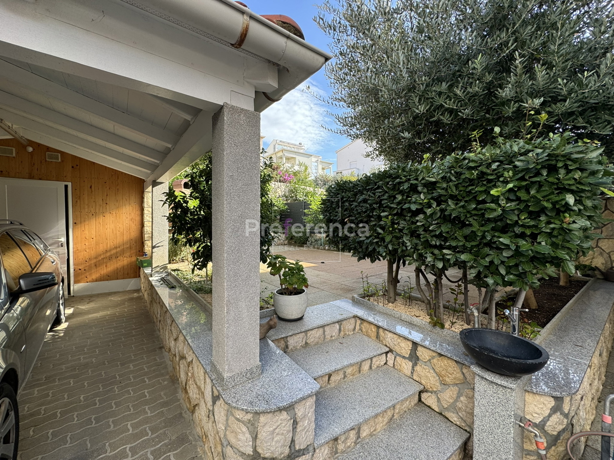 Novalja - casa con 5 appartamenti vicino al mare