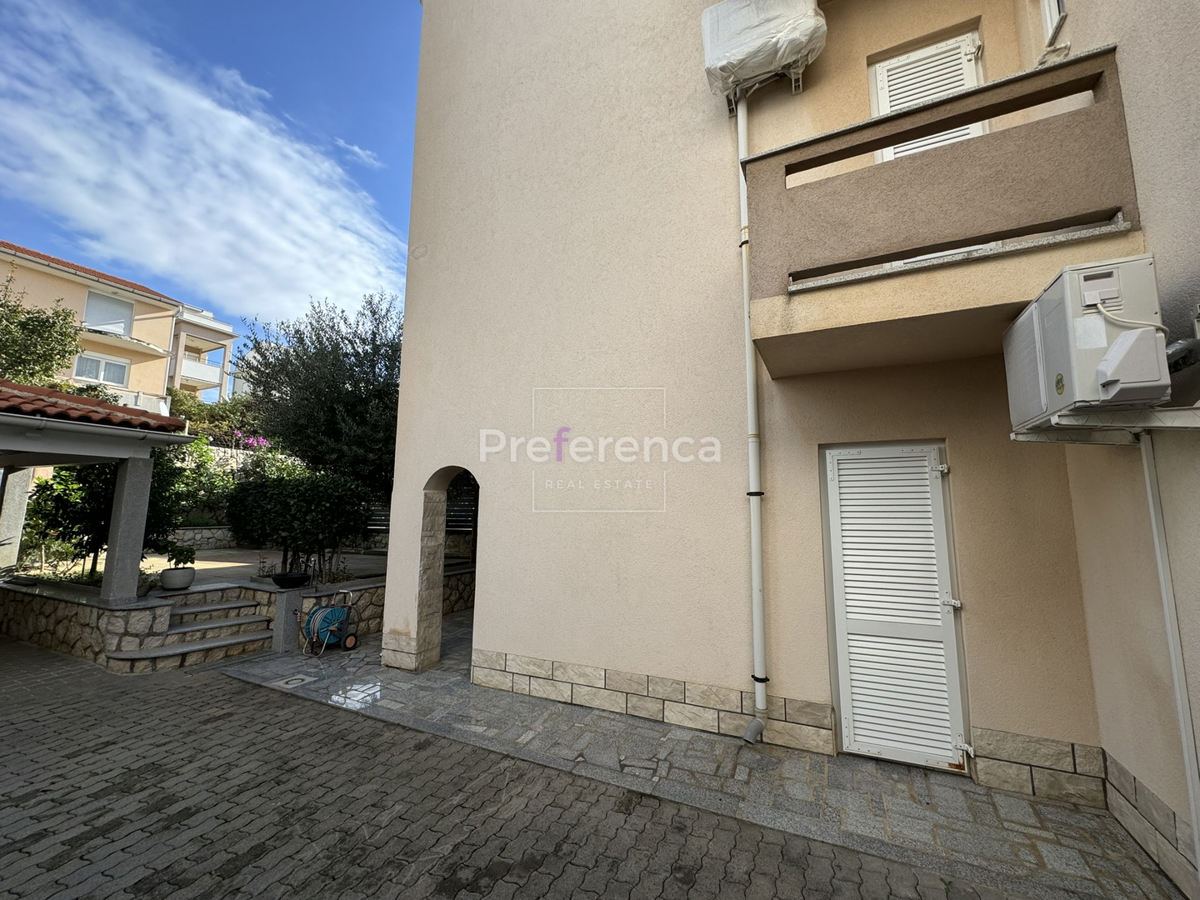 Novalja - casa con 5 appartamenti vicino al mare