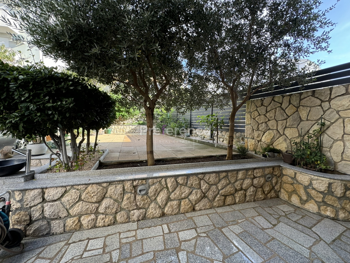 Novalja - casa con 5 appartamenti vicino al mare