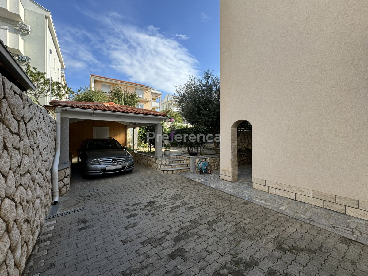 Novalja - casa con 5 appartamenti vicino al mare