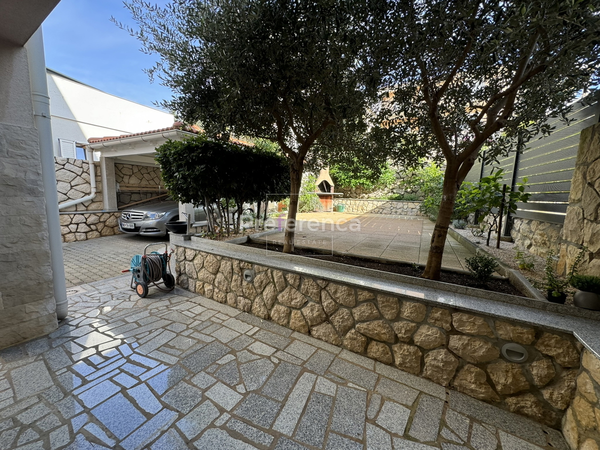 Novalja - casa con 5 appartamenti vicino al mare