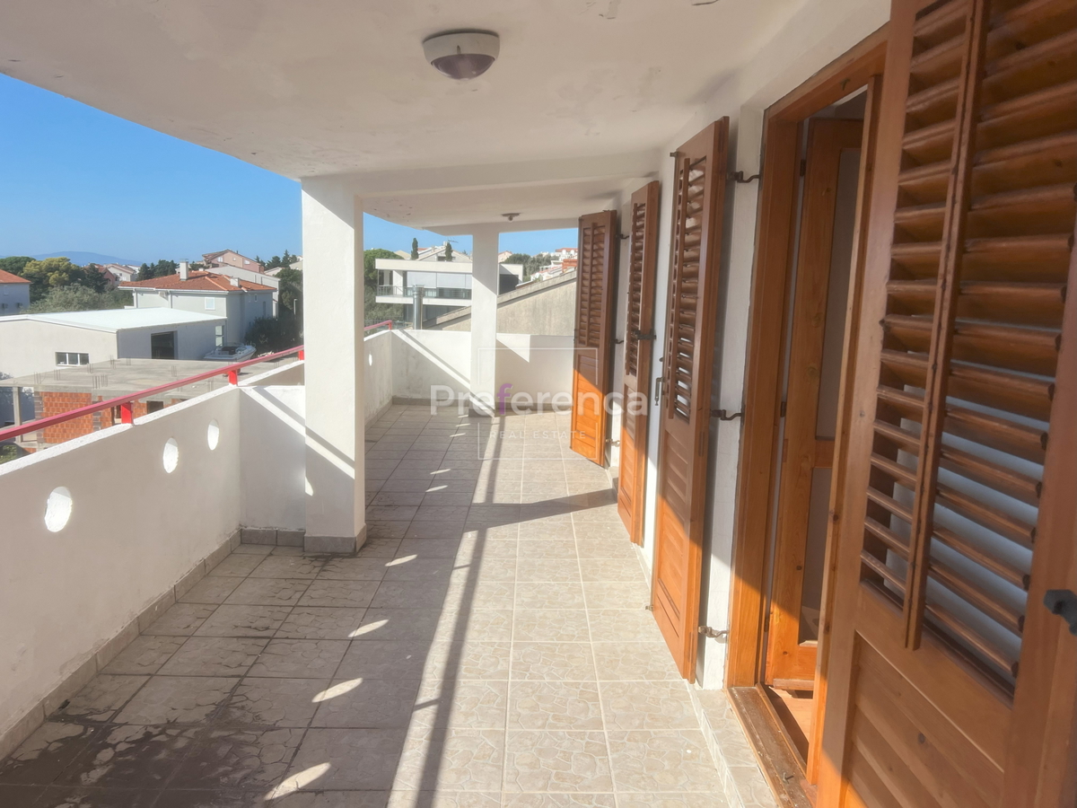 Novalja - casa appartamento con 7 unità