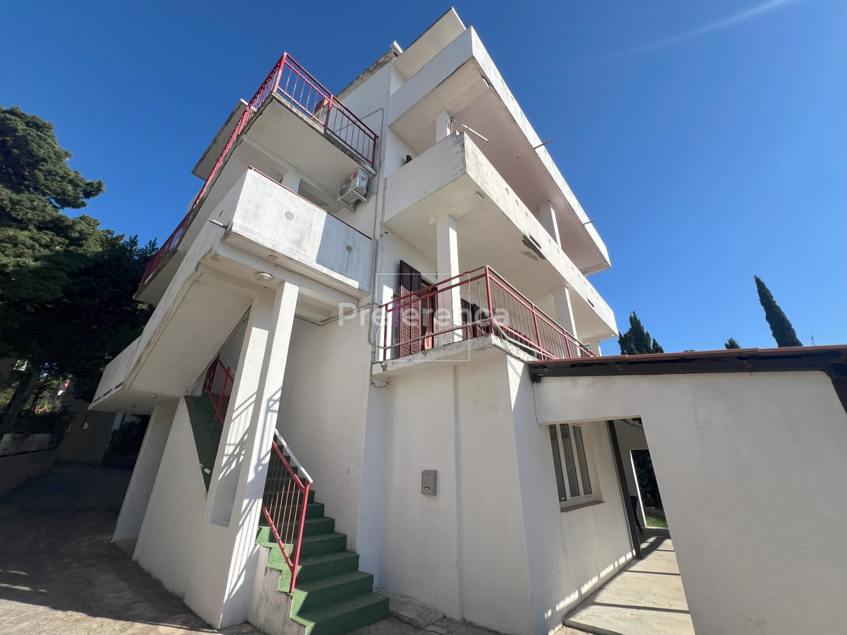 Novalja - casa appartamento con 7 unità