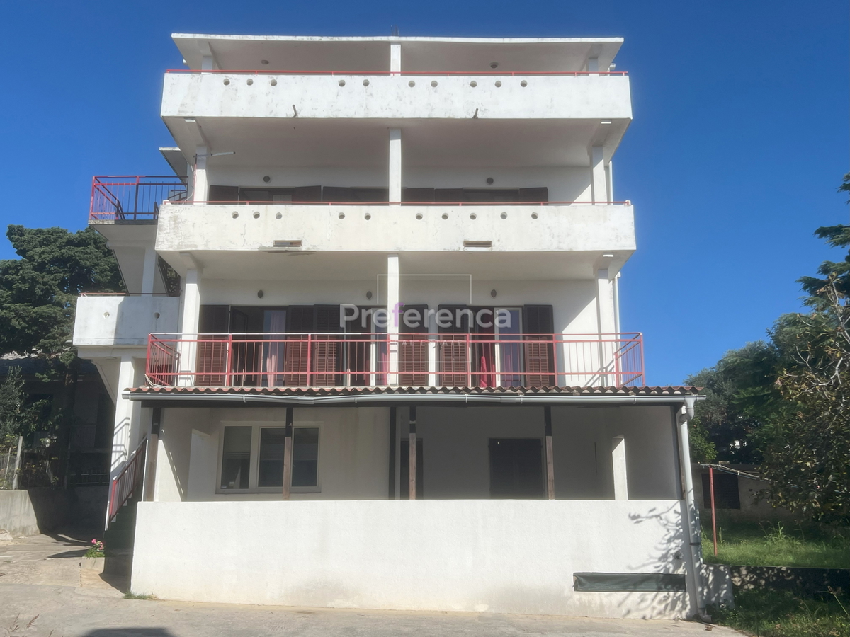 Novalja - casa appartamento con 7 unità