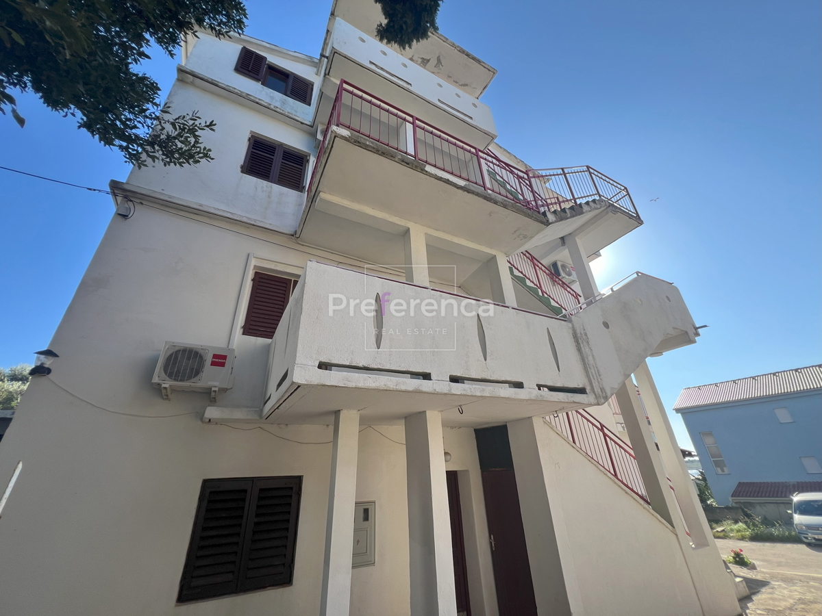 Novalja - casa appartamento con 7 unità