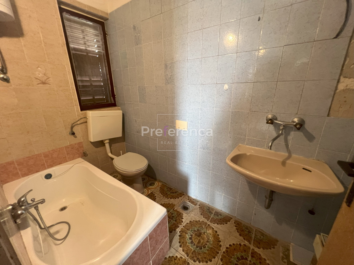 Novalja - casa appartamento con 7 unità