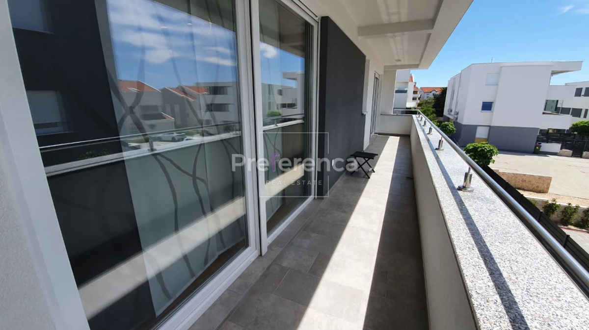 Novalja - appartamento di lusso con tre camere vicino al mare