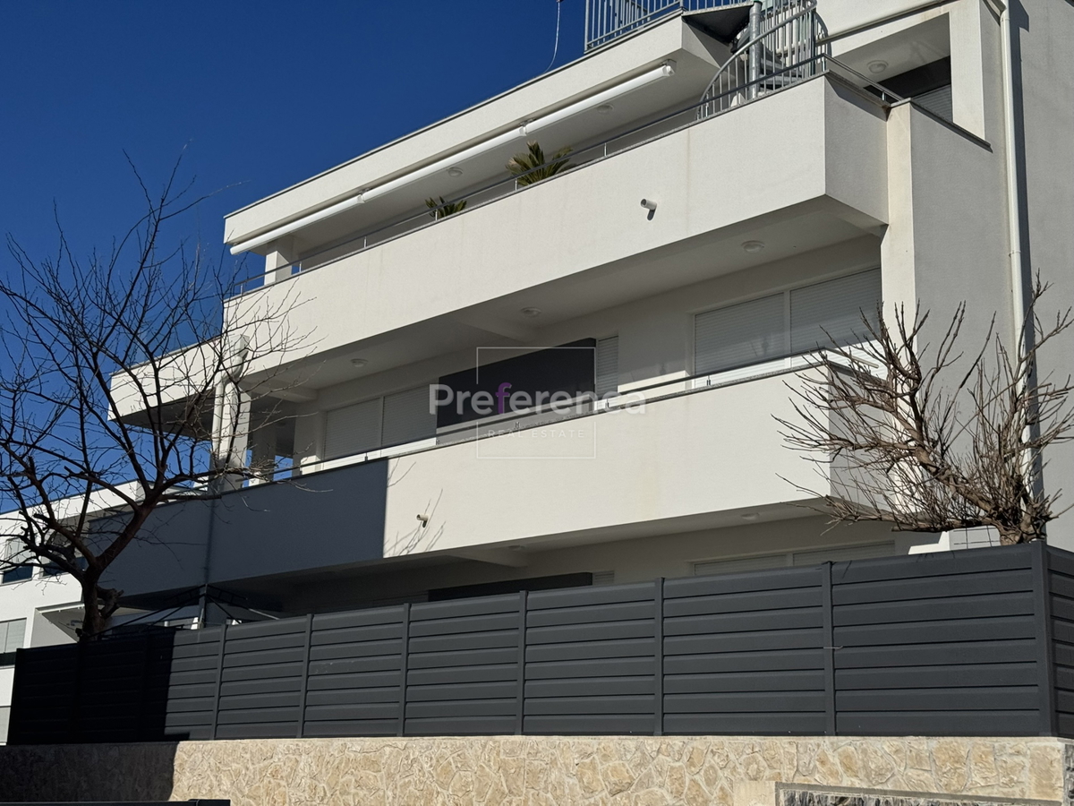 Novalja - appartamento di lusso con tre camere vicino al mare