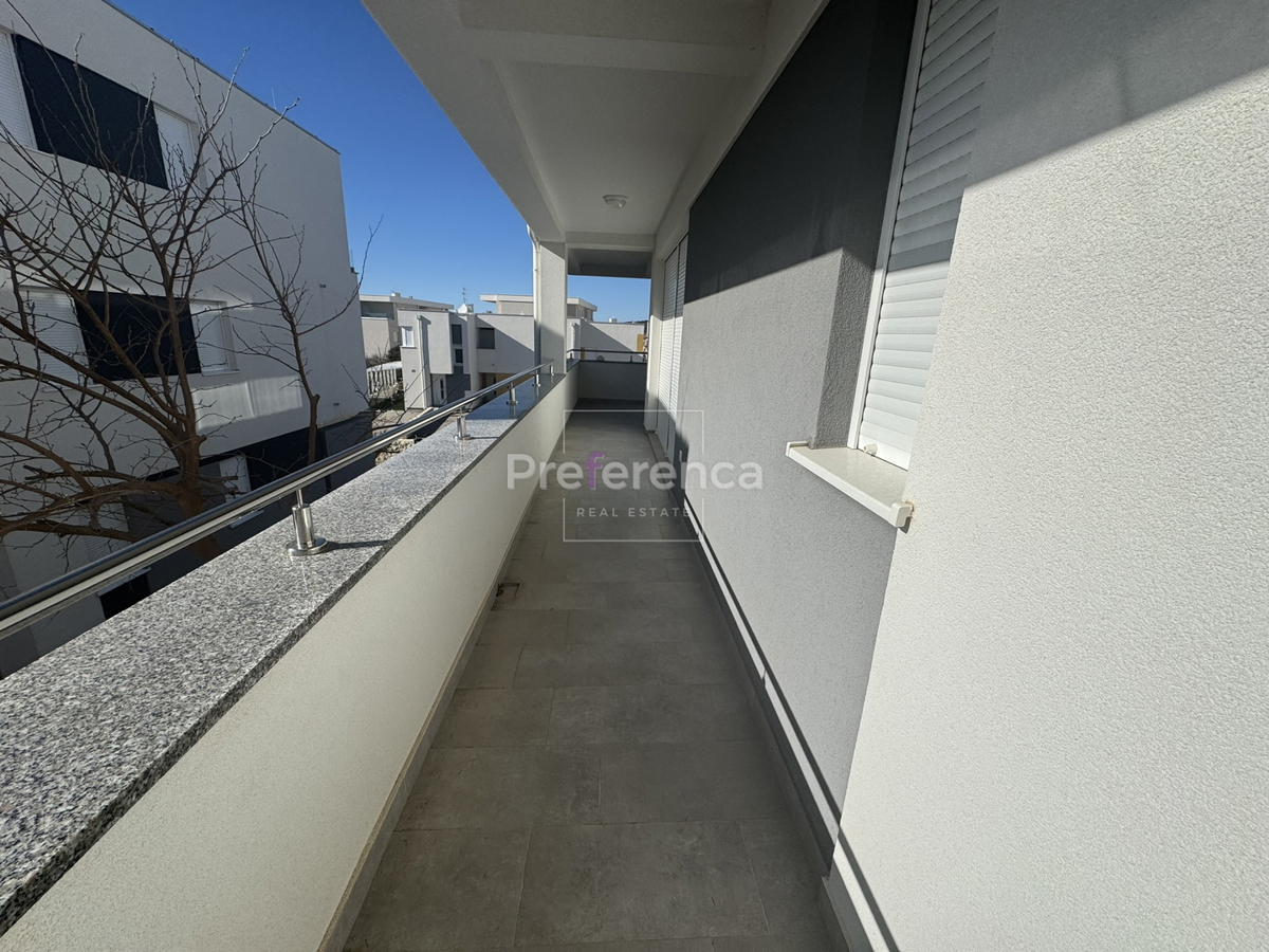 Novalja - appartamento di lusso con tre camere vicino al mare