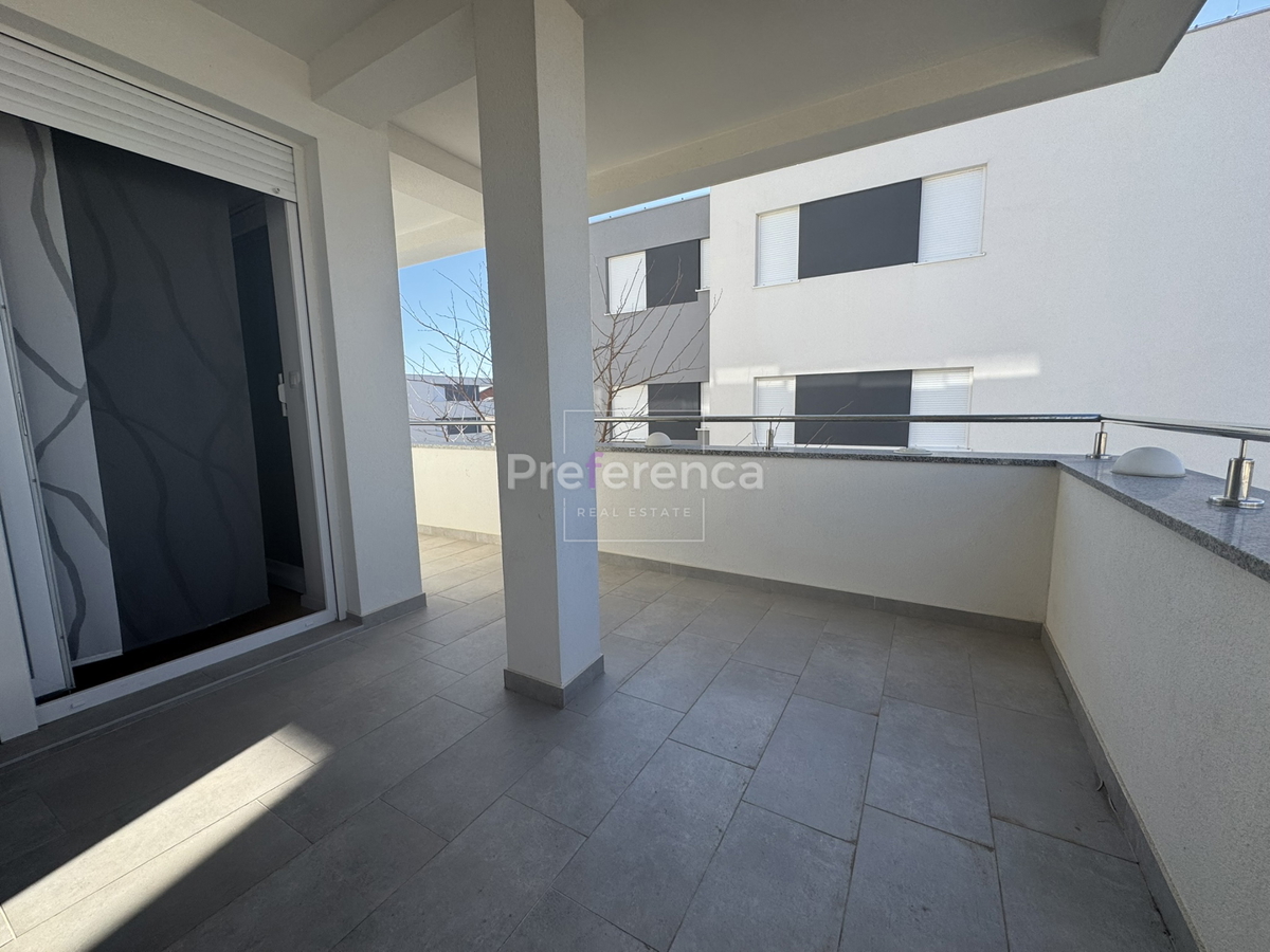 Novalja - appartamento di lusso con tre camere vicino al mare