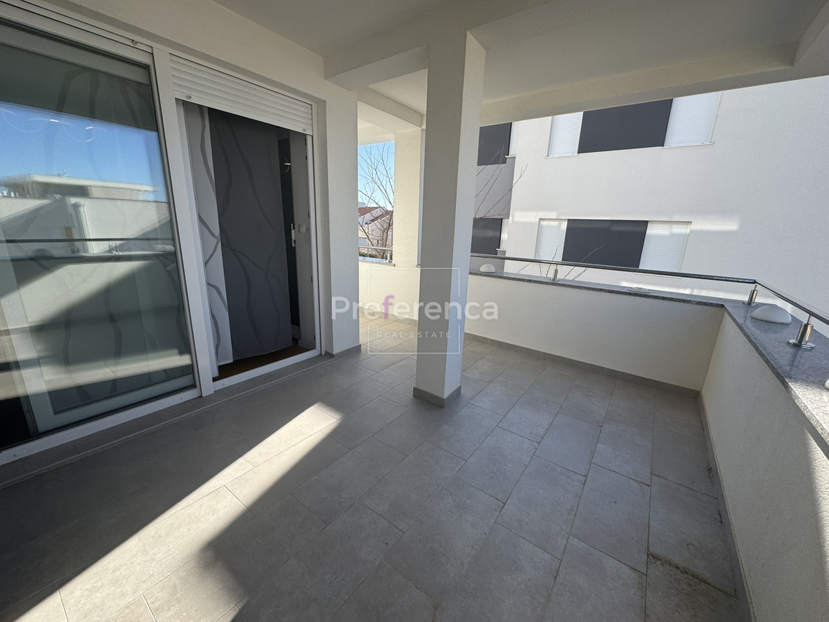 Novalja - appartamento di lusso con tre camere vicino al mare