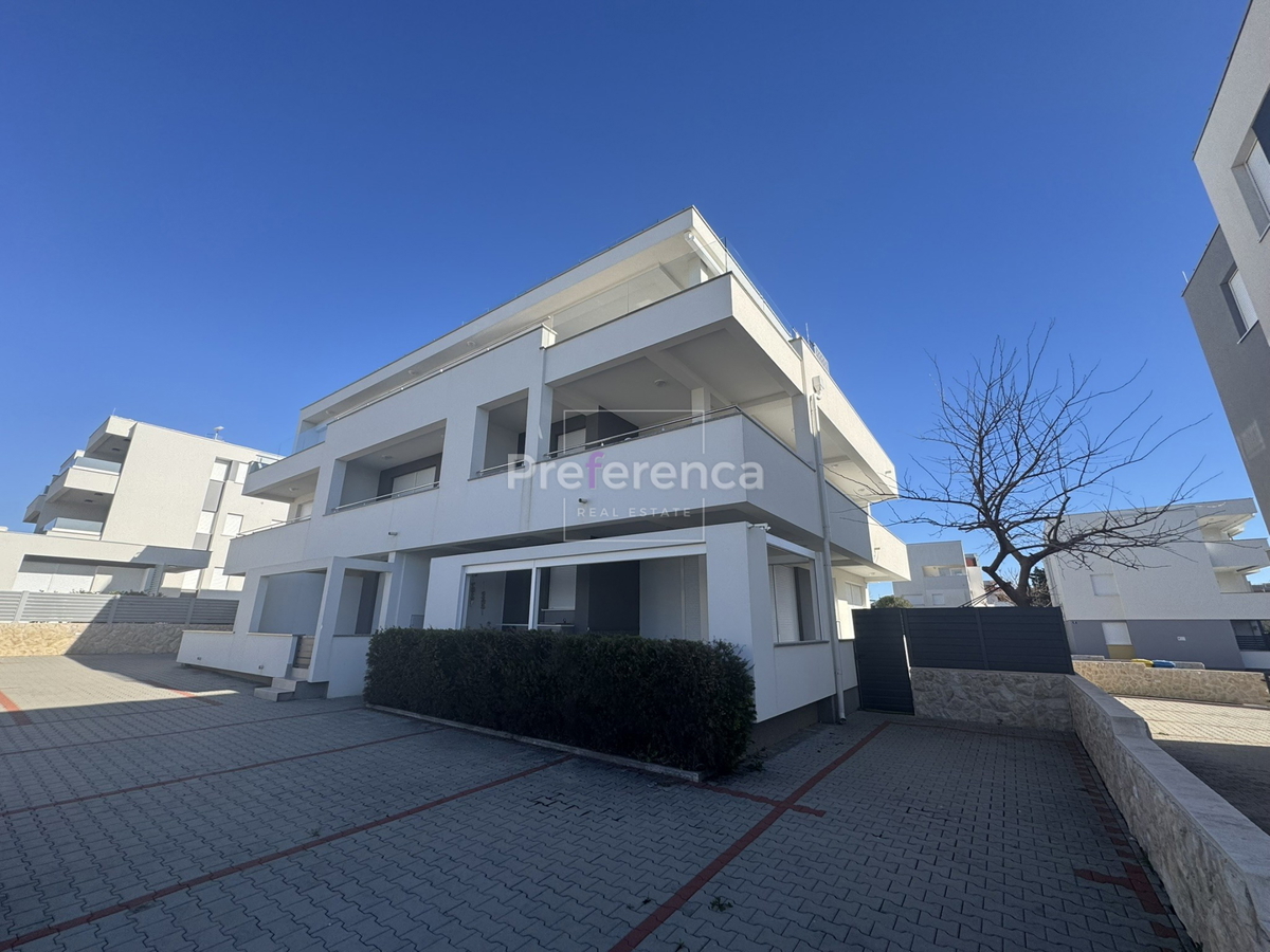 Novalja - appartamento di lusso con tre camere vicino al mare