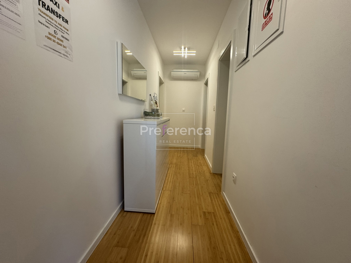 Novalja - appartamento di lusso con tre camere vicino al mare