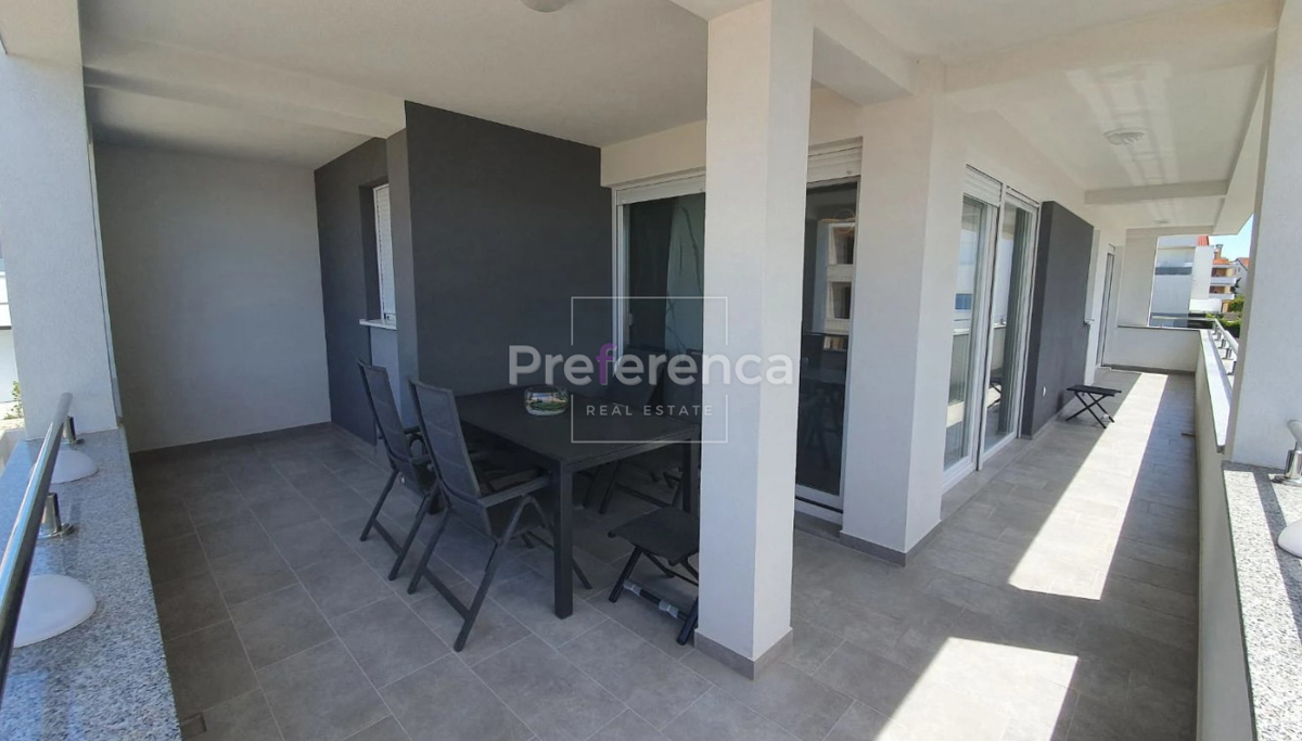 Novalja - appartamento di lusso con tre camere vicino al mare