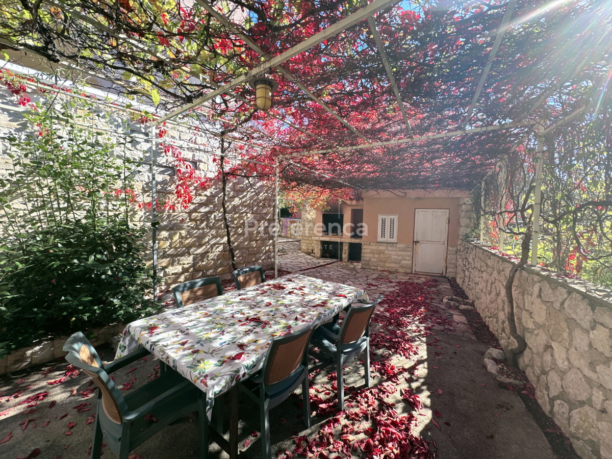 Novalja – appartamento al piano terra con cortile, garage e loggia, a 350 m dal mare