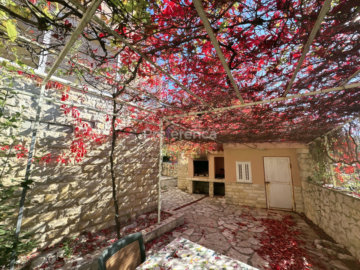 Novalja – appartamento al piano terra con cortile, garage e loggia, a 350 m dal mare