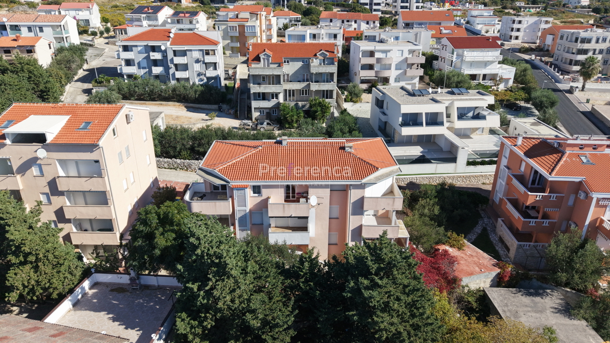 Novalja – appartamento al piano terra con cortile, garage e loggia, a 350 m dal mare