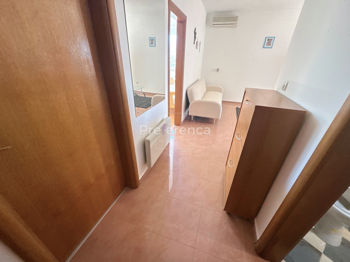 Novalja – appartamento al piano terra con cortile, garage e loggia, a 350 m dal mare