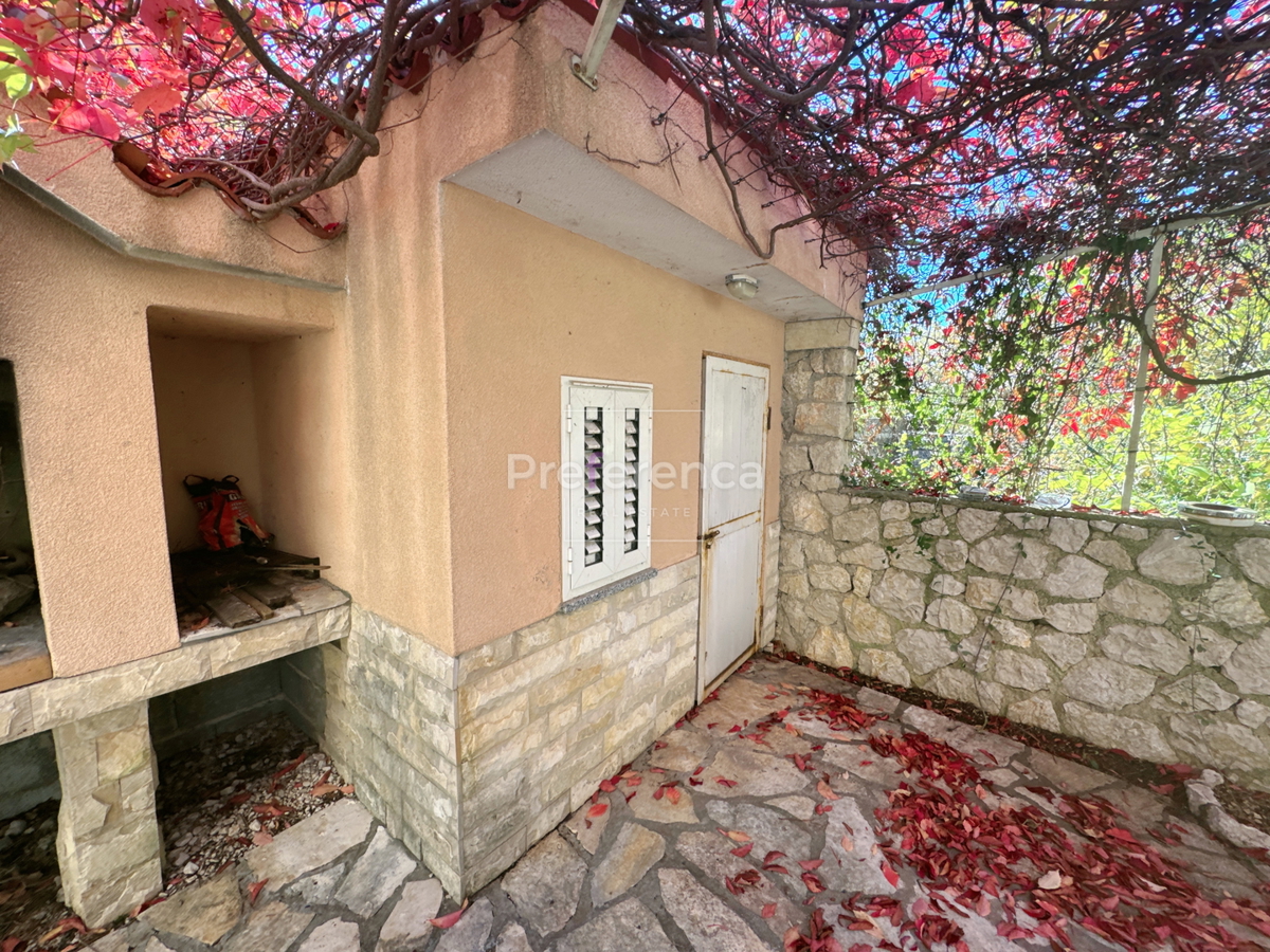 Novalja – appartamento al piano terra con cortile, garage e loggia, a 350 m dal mare