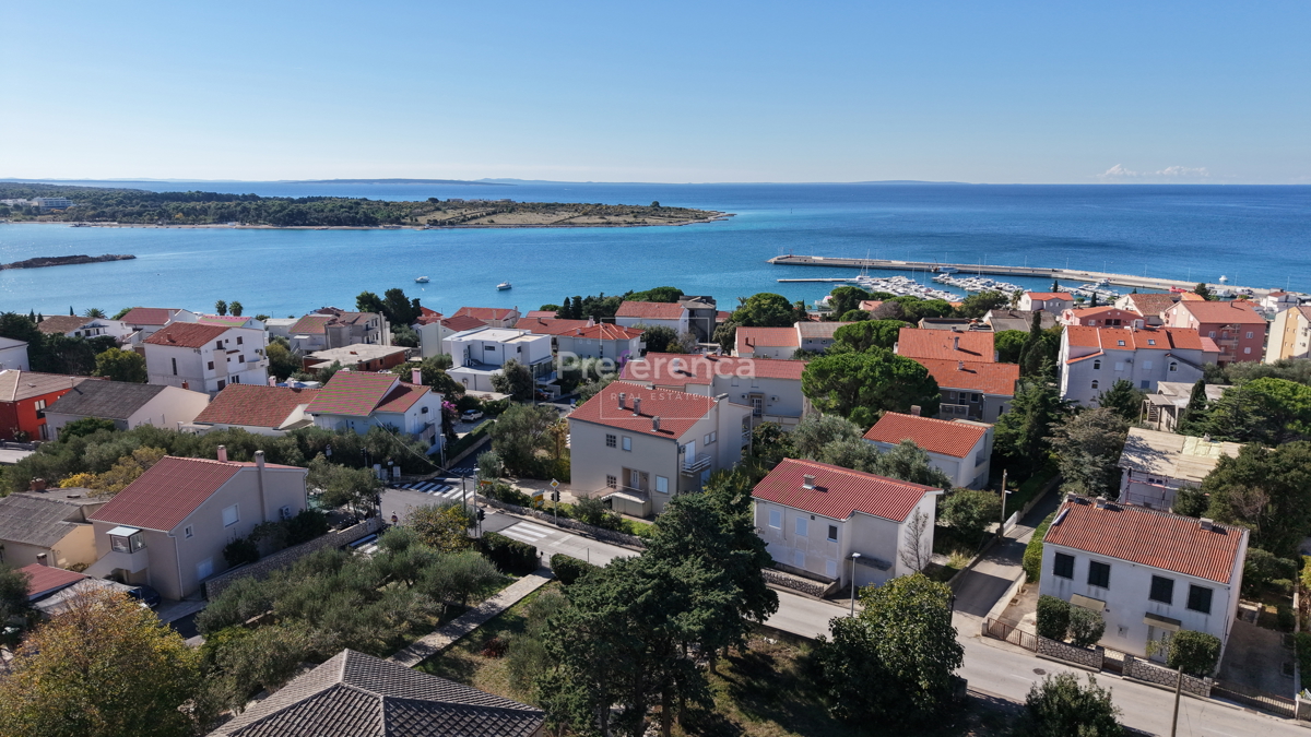 Novalja – appartamento al piano terra con cortile, garage e loggia, a 350 m dal mare