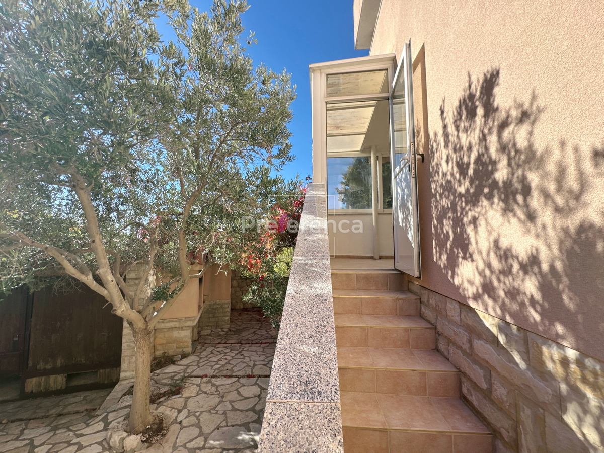 Novalja – appartamento al piano terra con cortile, garage e loggia, a 350 m dal mare