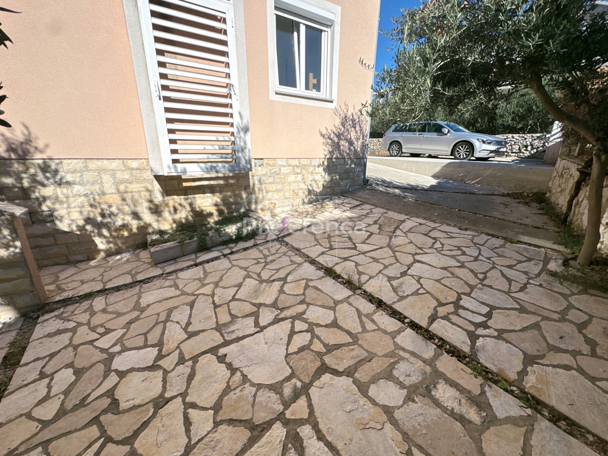 Novalja – appartamento al piano terra con cortile, garage e loggia, a 350 m dal mare