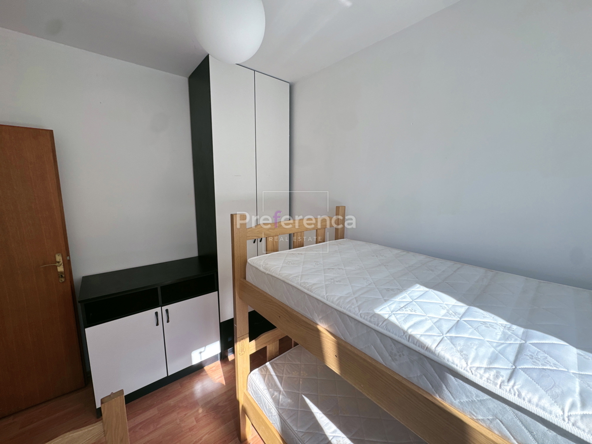 Novalja – appartamento al piano terra con cortile, garage e loggia, a 350 m dal mare