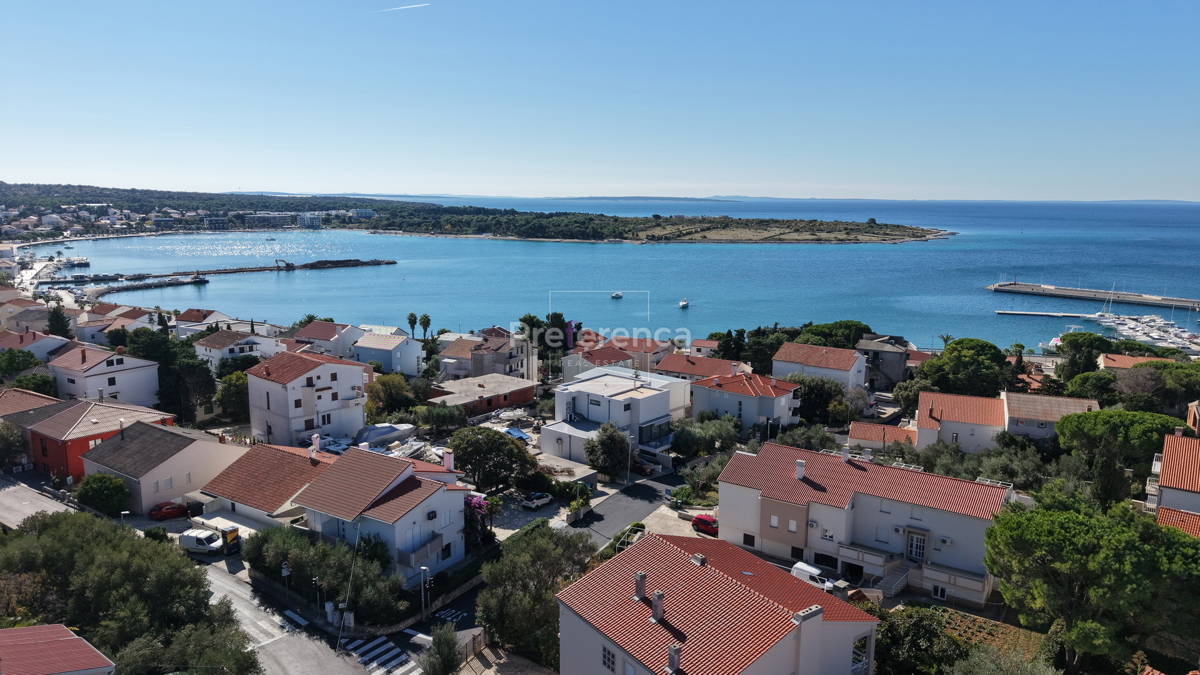 Novalja – appartamento al piano terra con cortile, garage e loggia, a 350 m dal mare