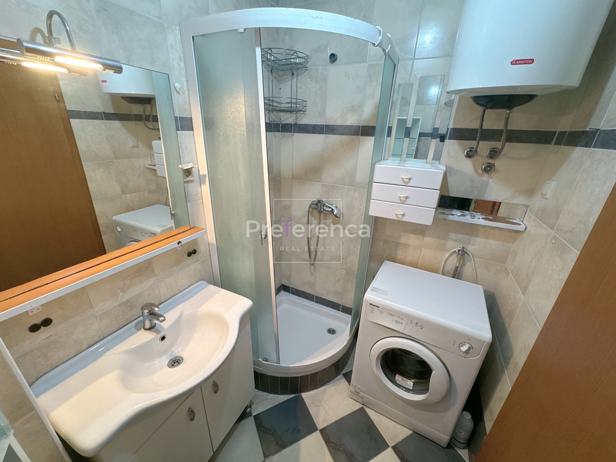 Novalja – appartamento al piano terra con cortile, garage e loggia, a 350 m dal mare