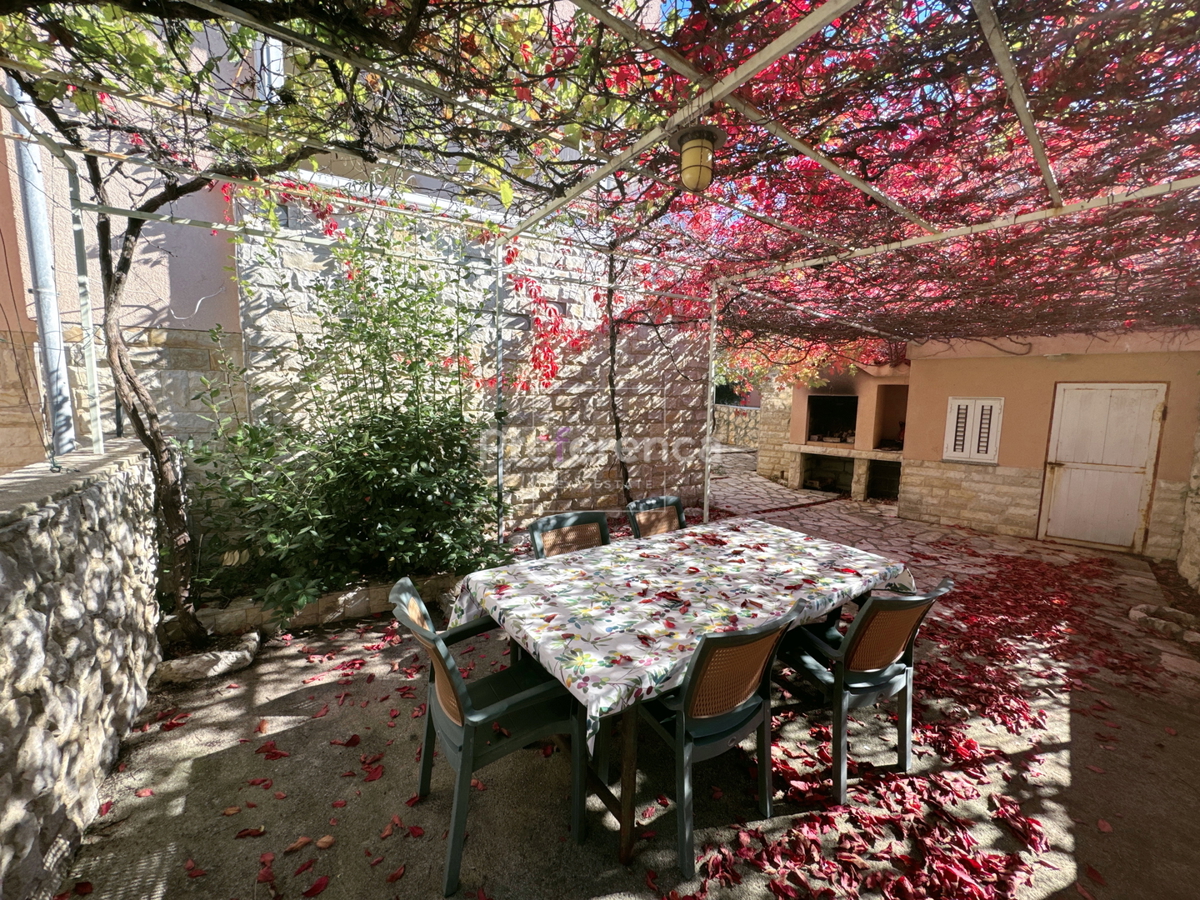 Novalja – appartamento al piano terra con cortile, garage e loggia, a 350 m dal mare