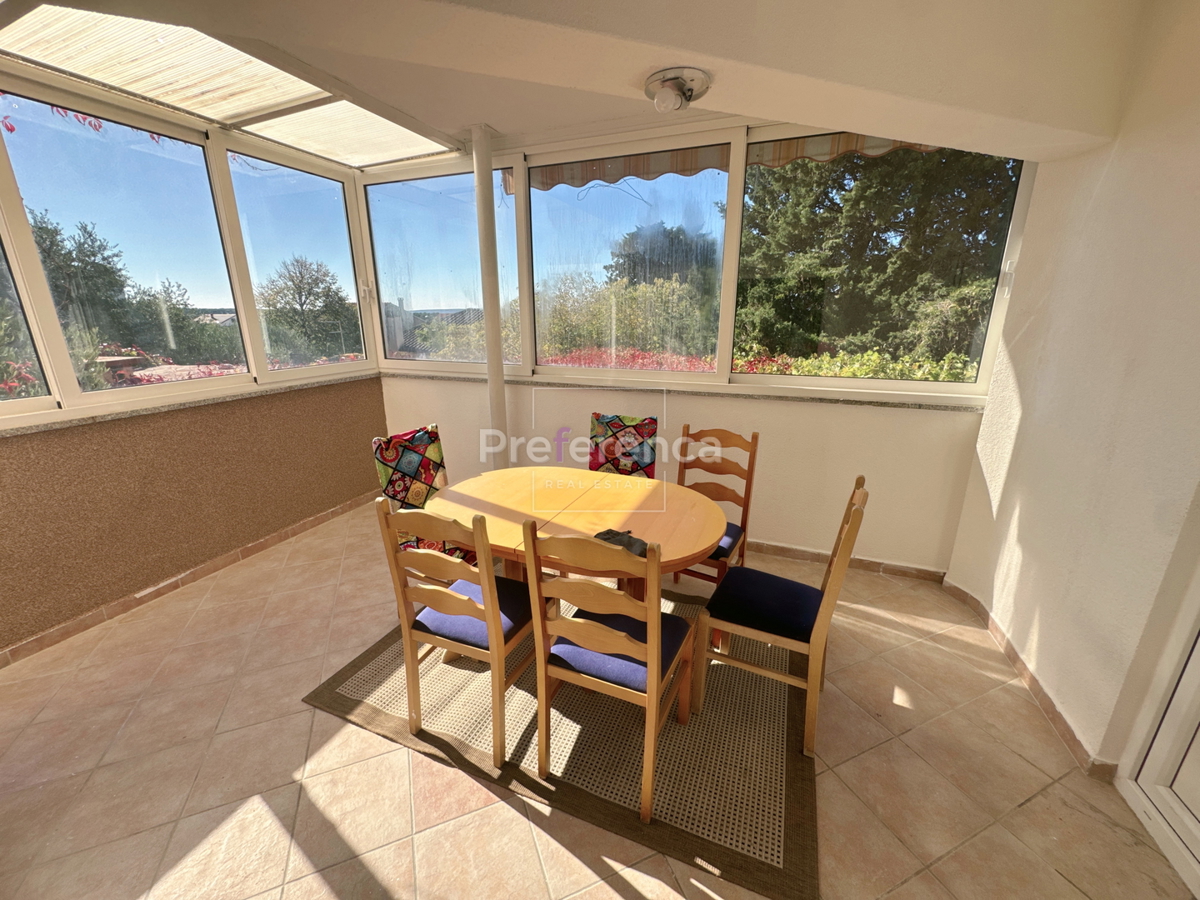 Novalja – appartamento al piano terra con cortile, garage e loggia, a 350 m dal mare