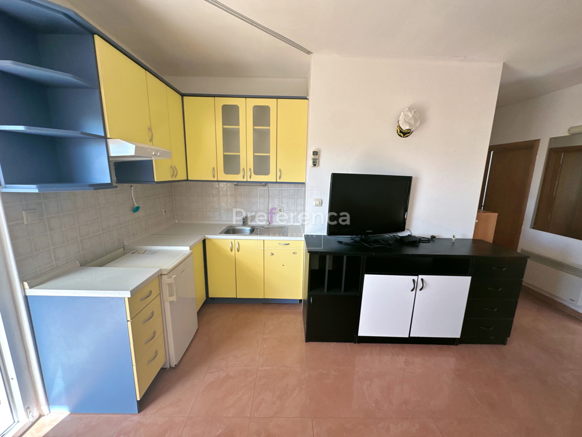 Novalja – appartamento al piano terra con cortile, garage e loggia, a 350 m dal mare