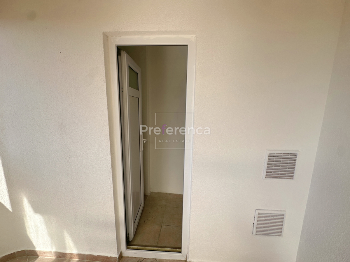 Novalja – appartamento al piano terra con cortile, garage e loggia, a 350 m dal mare