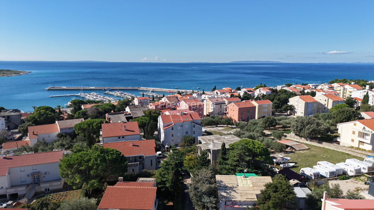 Novalja – appartamento al piano terra con cortile, garage e loggia, a 350 m dal mare