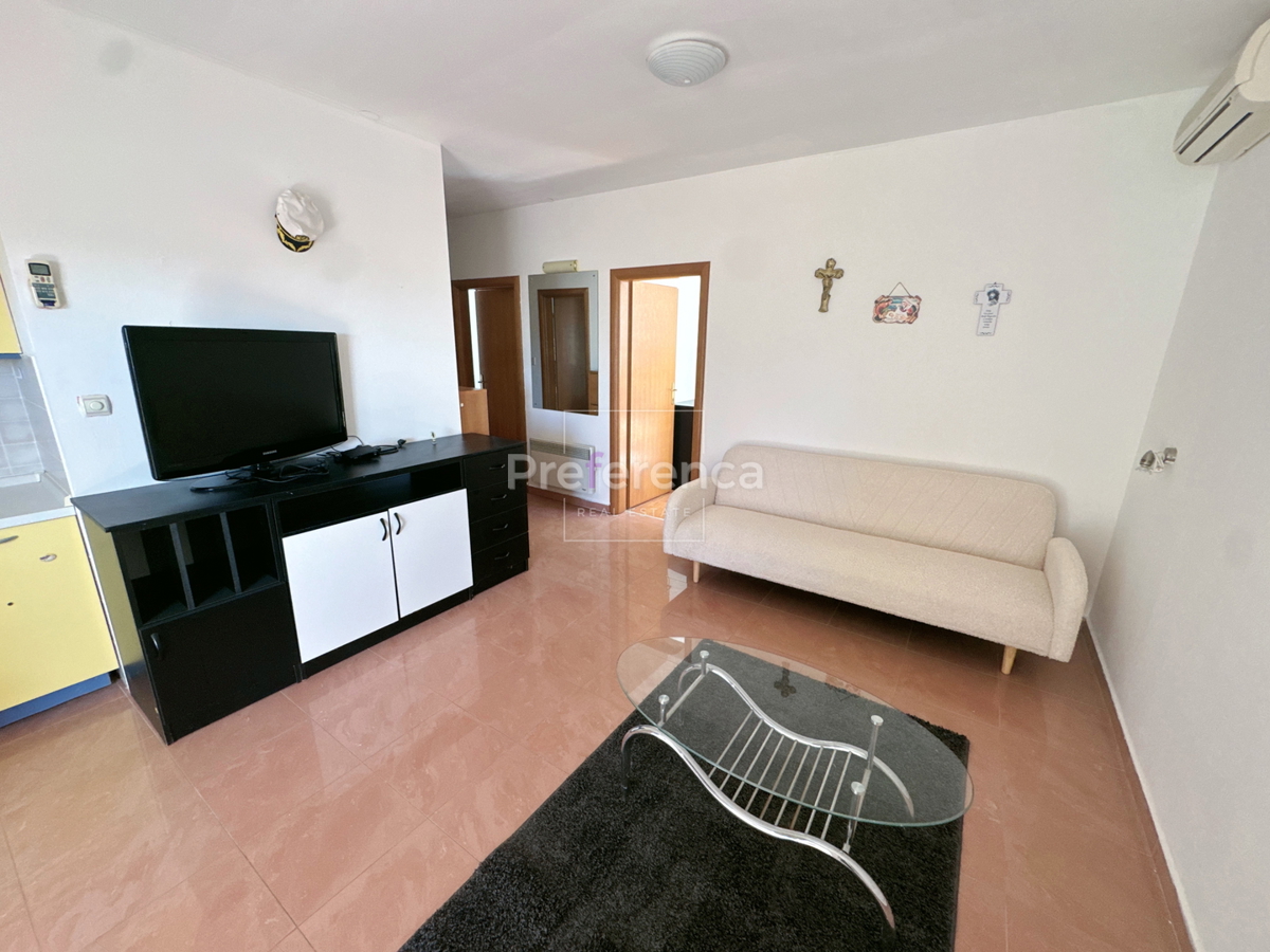 Novalja – appartamento al piano terra con cortile, garage e loggia, a 350 m dal mare