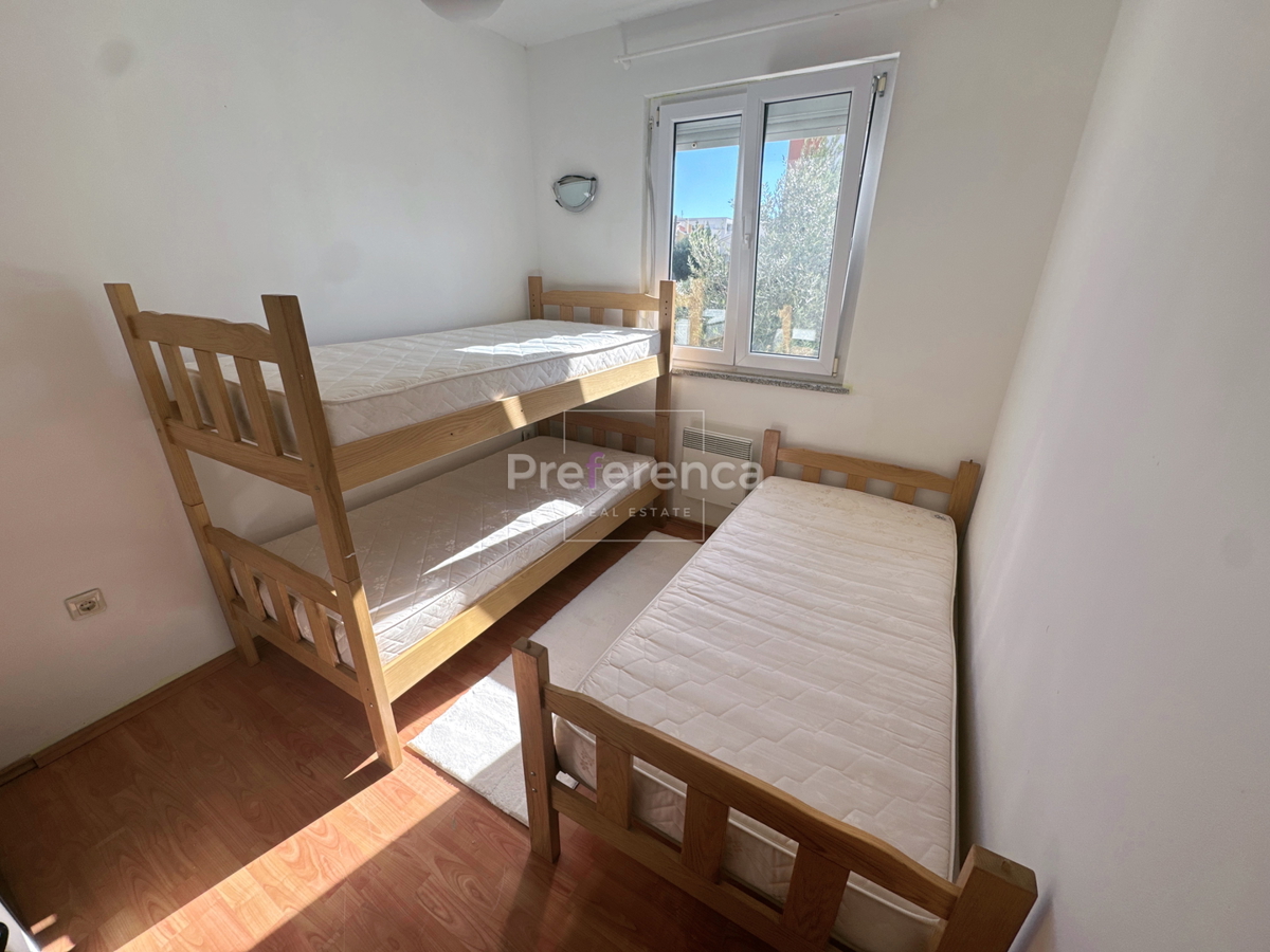 Novalja – appartamento al piano terra con cortile, garage e loggia, a 350 m dal mare