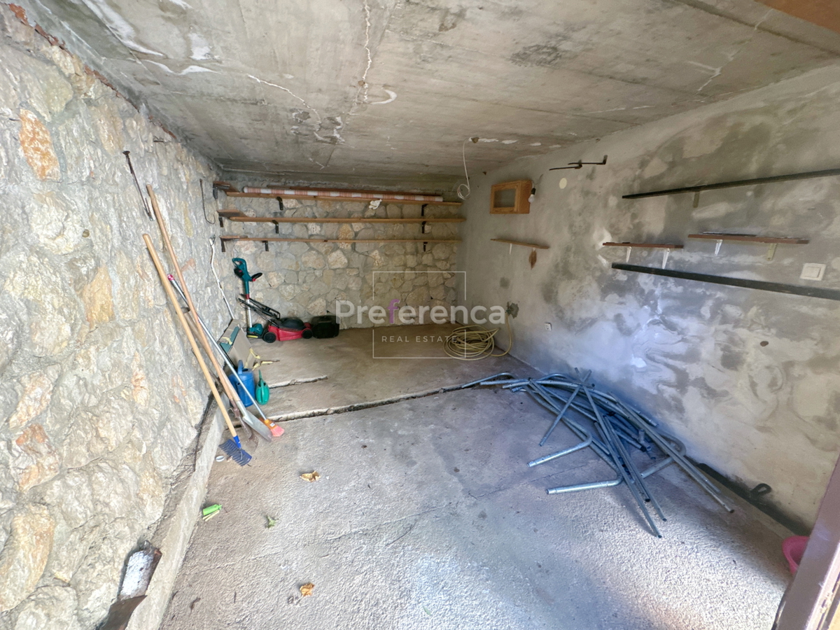 Novalja – appartamento al piano terra con cortile, garage e loggia, a 350 m dal mare