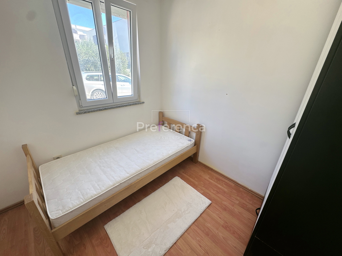 Novalja – appartamento al piano terra con cortile, garage e loggia, a 350 m dal mare