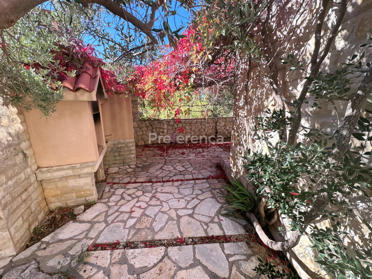 Novalja – appartamento al piano terra con cortile, garage e loggia, a 350 m dal mare