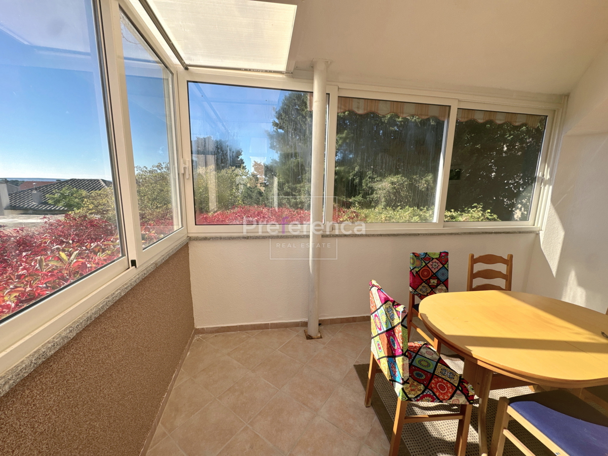 Novalja – appartamento al piano terra con cortile, garage e loggia, a 350 m dal mare